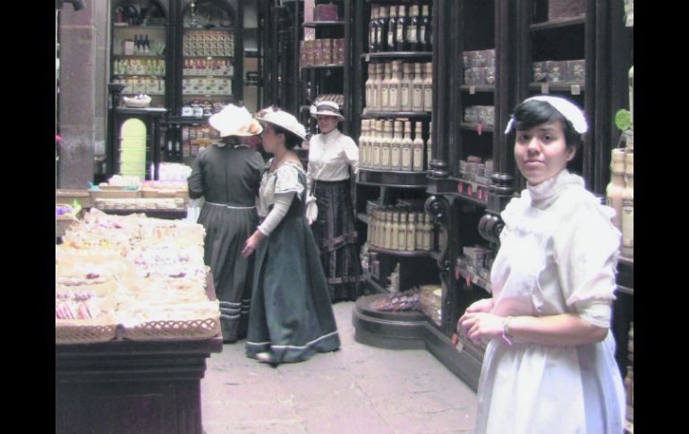 Alegría. La dulce Cristel  invitando a probar las delicias  de la 'Dulcería de la Calle Real'. EL INFORMADOR / P. Fernández Somellera