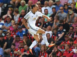 El United arrancó el ambicioso proyecto liderado por Mourinho, Ibrahimovic y Pogba, quien no jugó este domingo. TWITTER / @ManUtd