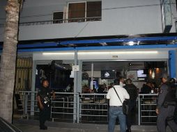 En la colonia 18 de Marzo, autoridades encontraron a un menor tomando cerveza por lo que suspendieron el lugar. TWITTER / @PoliciaGDL