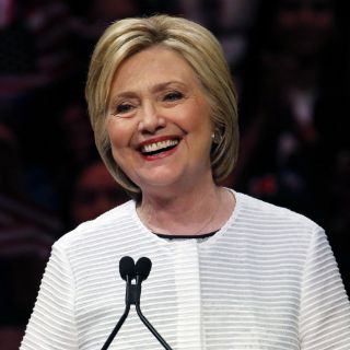 Clinton busca atraer a electores latinos