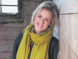 Éxito. La periodista y escritora, Jojo Moyes, mantiene su cetro en la lista de los libros más vendidos. ESPECIAL /