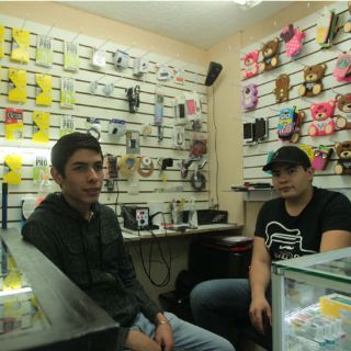 Reparan 'gadget's por su cuenta y arman negocios