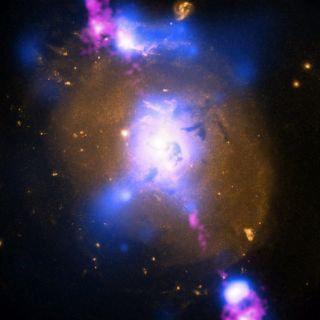 Hallan partículas capaces de escapar de un agujero negro