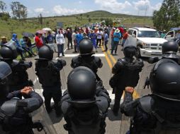 Los normalistas bloquearon también la carretera Morelia-Lázaro Cárdenas, a la altura de la tenencia de Tiripetío. SUN / ARCHIVO