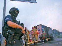 Estudiantes de la Normal Superior de Morelia incendian una camioneta durante las movilizaciones. SUN / A. Solís