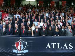 Los presentes acudieron a la cancha Alfredo 'Pistache' Torres, para tomarse la tradicional fotografía del recuerdo. EL INFORMADOR / R. Tamayo