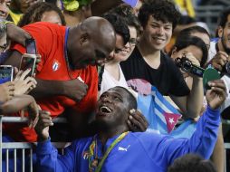 Mijain López celebrando con las personas de su país. AP / M.Schreiber