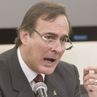 Mejor recortar gasto que endeudarse: CCE