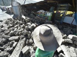 Una mujer observa el daño que el sismo de 5.3 grados dejó en su casa. AFP / J. Sotomayor