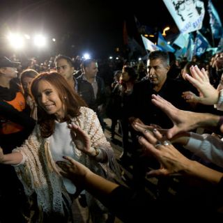 Fiscales piden investigar a Cristina Fernández por corrupción