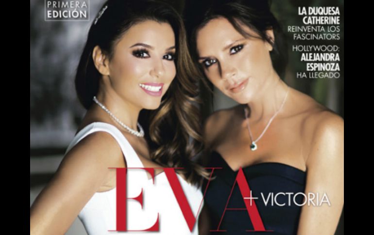 Longoria agracia la portada junto a su mejor amiga, quien además fue la diseñadora de su traje de novia. TWITTER / @USAHOLA