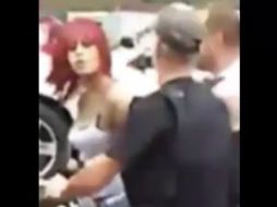 En el video se ve cómo Ciara Pérez Rodríguez le escupe a un policía antes de ser golpeada por otro agente. YOUTUBE / 1 005 947 M