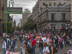 Los profesores marcharon desde el Zócalo capitalino y siguieron por otras avenidas importantes de la capital. SUN / C. Rogel