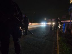 Policías en un operativo de búsqueda en Puerto Vallarta. EFE / U. Ruiz