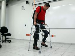 Un exoesqueleto asiste a Jesús Aviña, quien tras un accidente quedó en silla de ruedas. Hoy tiene una nueva oportunidad. EL INFORMADOR / M. Vargas