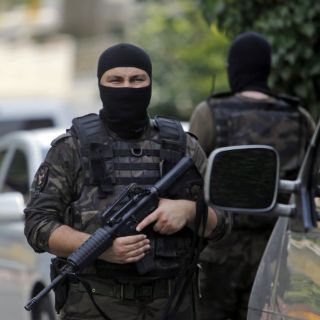 Turquía expulsa a más de dos mil policías