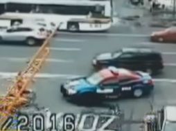 Una cámara de vigilancia detectó el momento en que los peatones fueron embestidos. YOUTUBE / Tuitealo