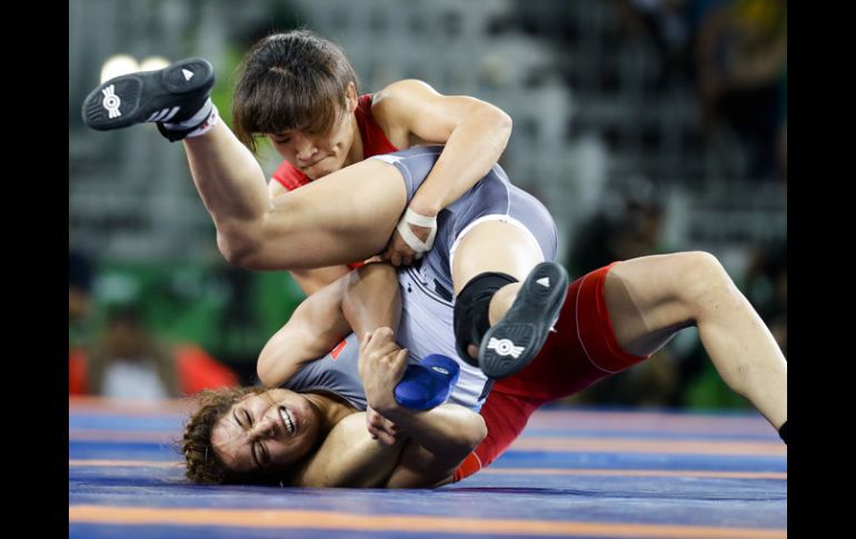 La japonesa Icho aplica una llave a la competidora rusa. AP / M.Schreiber