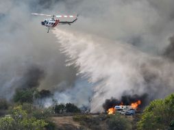 Alrededor de mil 300 efectivos, 10 aviones y ocho helicópteros luchan por contener las llamas. AP / D. Prado