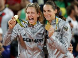 Kira Walkenhorst (d) y Laura Ludwig (i) de Alemania celebran sus medallas de oro. EFE / M. Ruiz