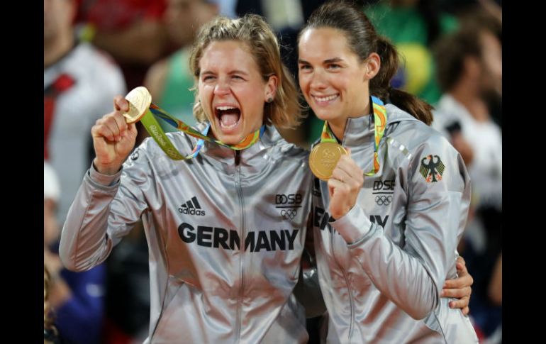 Kira Walkenhorst (d) y Laura Ludwig (i) de Alemania celebran sus medallas de oro. EFE / M. Ruiz