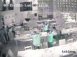 Imagen del secuestro. Los empistolados someten a los varones después de obligar a las mujeres a esconderse. ESPECIAL /