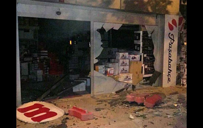 El ataque se registró esta madrugada en un aparcamiento adyacente a la comisaría de Elazig y dañó varios comercios. TWITTER / @Jacoben1789