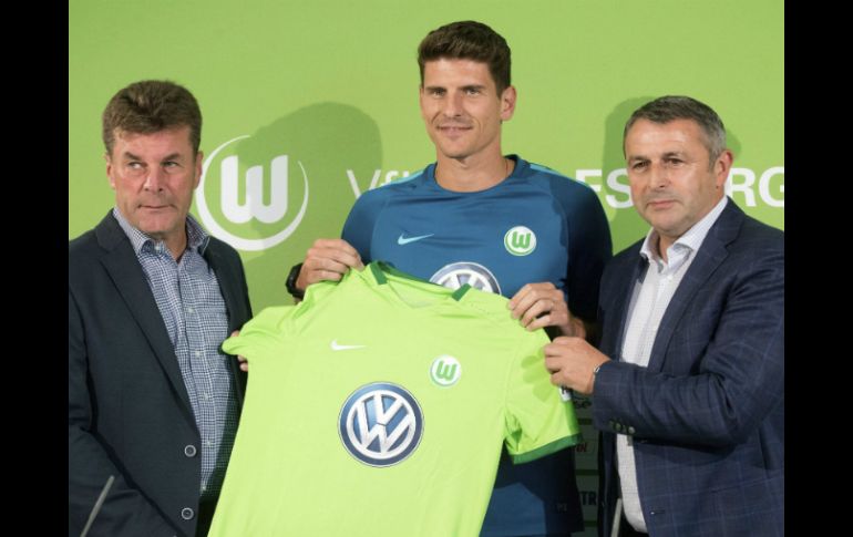 ''Deseaba volver a Alemania'', afirmó el jugador en su presentación como nuevo delantero. EFE / J. Stratenschulte