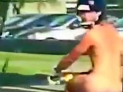 El desnudista sólo porta casco de seguridad, botas y guantes. YOUTUBE / Fontes SHOW