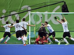 El equipo de argentina festeja uno de los goles en el duelo final ante Bélgica. AFP / P.López