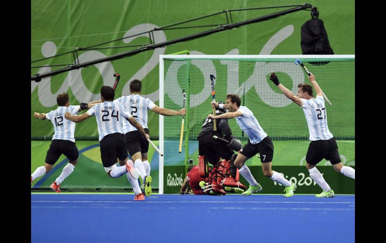 El equipo de argentina festeja uno de los goles en el duelo final ante Bélgica. AFP / P.López