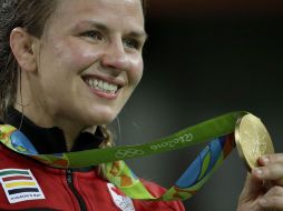 Erica Elizabeth Wiebe sonriendo con su medalla de oro. AP / C.Riedel