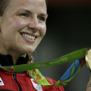 Erica Elizabeth Wiebe consigue oro en lucha grecorromana