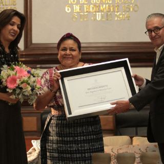 Guadalajara entrega reconocimiento a Rigoberta Menchú