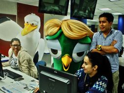 Personajes de la cinta 'Storks' llegaron de sorpresa a la redacción de El Informador. EL INFORMADOR / E. Barrera