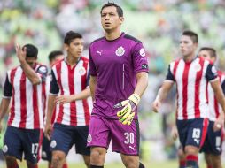 Cota y los jugadores de Chivas epsran un buen partido en el Clásico ante Atlas. MEXSPORT / E.Terrazas