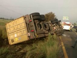 El vehículo queda volcado sobre su costado izquierdo en la cuneta del camellón. ESPECIAL /