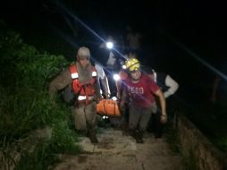 Los rescatistas lo montaron y aseguraron en una camilla para trasladarlo a pie fuera de la barranca. ESPECIAL /