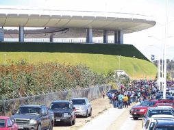 A quienes vayan al Estadio, les recomiendan compartir el auto con otros amigos para disminuir la cantidad de vehículos en la zona. EL INFORMADOR / ARCHIVO