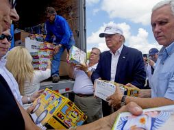 Donald Trump y el gobernador de Indiana Mike Pence durante el recorrido de una zona afectada por inundaciones en Louisiana. AP / M. Becherer