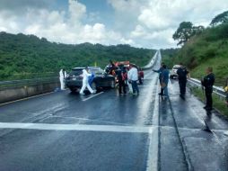 Unidades de la Policía Federal y autoridades estatales y municipales acudieron al punto donde encontraron la camioneta. ESPECIAL /