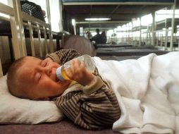 Si tu bebé llora más de 15 minutos, regresa a su habitación, trata de consolarlo, pero no lo levantes. AFP / ARCHIVO