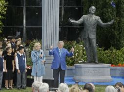 Miles de personas presenciaron la develación de una estatua de dos metros y medio del cantante realizada en bronce. AP / E. Risberg