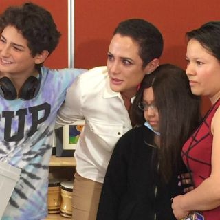 Betty Monroe dona peluca a niña con cáncer