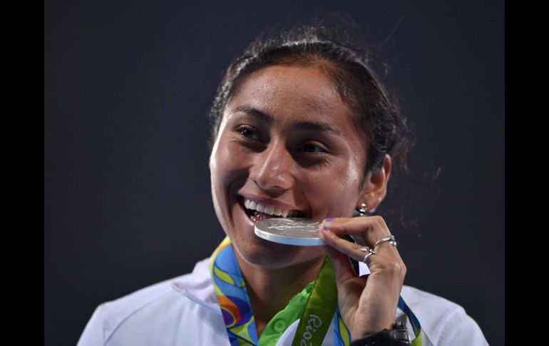 La mexicana recibe su medalla de plata en el Estadio Olímpico de Río 2016. AFP / M.Coffrini