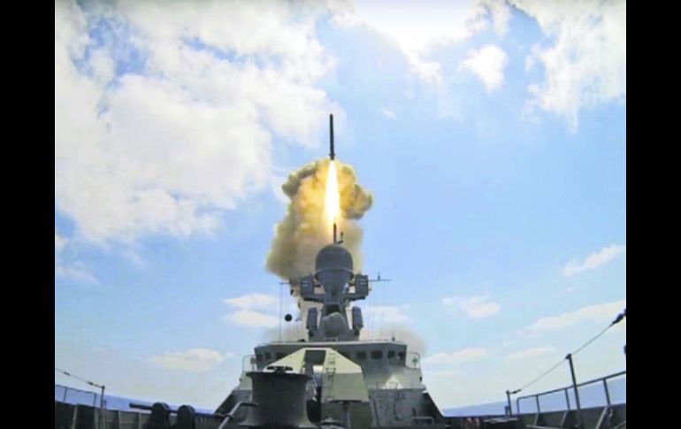 Alta mar. Imagen del disparo de un misil Kalibr desde un barco ruso en el Mediterráneo Oriental. EFE /