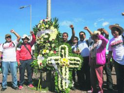 Miembros de la CNTE colocaron una ofrenda floral en Nochixtlán y recitaron con los puños en alto los nombres de las víctimas. SUN /
