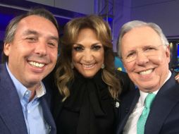 La 'selfie' de López-Dóriga, Adela Micha y Emilio Azcárraga Jean pronto tomó popularidad en Twitter. TWITTER / @lopezdoriga