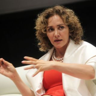 Notario tapatío embarga acciones de Angélica Fuentes