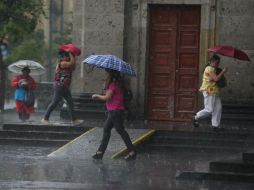 En esta temporada es recomendable traer siempre sombrilla y ropa adecuada para caminar en charcos. EL INFORMADOR / ARCHIVO